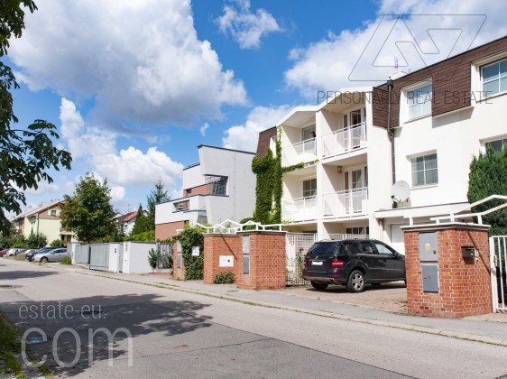 Дом в Праге, 4-комнатный, 325 м² Прага 5 - Жилая недвижимость - Personally Real Estate Дом в Праге, 4-комнатный, 325 м² Прага 5 - Жилая недвижимость - Personally Real Estate